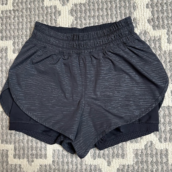 Lululemon Bootcamp Ready Short in Stride Emboss Black - Picture 3 of 7